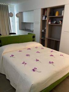 a bedroom with a bed with pink flowers on it at Halloggio98 in Rivalta