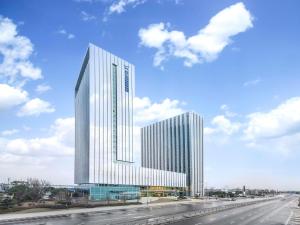 Huangxing长沙会展宜必思尚品酒店的高速公路旁高层建筑的效果图