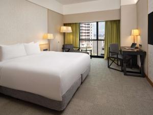 Grand Mercure Singapore Roxy客房内的一张或多张床位