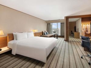 Grand Mercure Singapore Roxy客房内的一张或多张床位