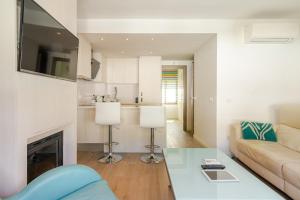 un salon avec un canapé et une table dans l'établissement Piso reformado a pie de playa Sa Riera Begur, à Begur