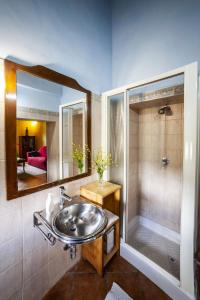 un baño con lavabo y ducha en Agriturismo Podere Il Colle, en Radicondoli 35 fotos más