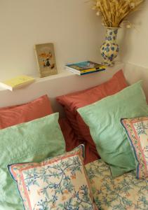 a room with pillows and a shelf with books at La Belle Aventure in Pont-lʼÉvêque