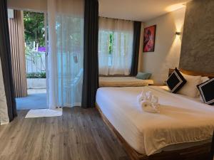 Postel nebo postele na pokoji v ubytování TT Naiyang Beach Phuket