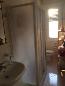 Koupelna v ubytování Accogliente appartamento