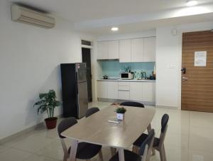 Iskandar Puteriにある3 Bedder Marina view condo at Puteri Harbor near Legolandの部屋にテーブルと椅子のあるキッチン