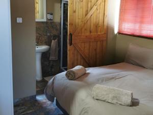 Postel nebo postele na pokoji v ubytování Rondevue Game Lodge