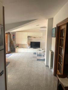 a large room with a kitchen and a living room at CASAMARTY in San Cesareo