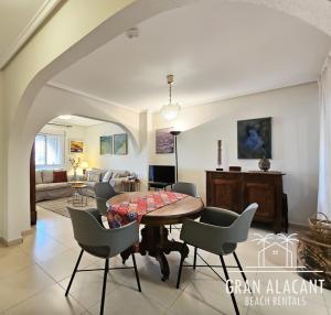 Un comedor y una sala de estar con mesa y sillas. en Chalet Adosado en Gran Alacant - Monte y Mar, en Santa Pola