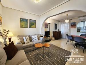 una sala de estar con un sofá y una mesa en Chalet Adosado en Gran Alacant - Monte y Mar, en Santa Pola