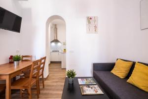 A seating area at Apartamentos Alcazaba