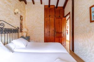 A bed or beds in a room at Casa Vallejo en Barcenaciones