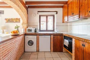 A kitchen or kitchenette at Casa Vallejo en Barcenaciones