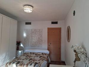 Posteľ alebo postele v izbe v ubytovaní Habitaciones amplias en el Centro de Granada