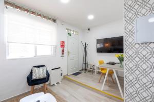 a room with a desk and a table with chairs at Martinez de la Riva I in Madrid