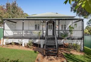 una veranda protetta da zanzariere con una scala davanti a una casa di Edwin Cottage a Toowoomba