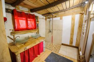 a bathroom with two sinks and a shower at Le Coeur De La Foret in Pierrefonds