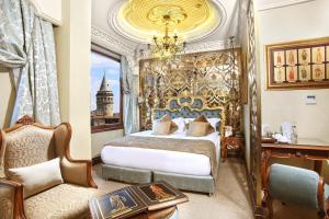 イスタンブールにあるダル スルタン ホテルズ ガラタのベッドルーム(キングサイズベッド1台、華やかなヘッドボード付)
