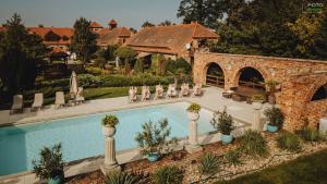 basen w ogrodzie z krzesłami i dom w obiekcie Żabi Dwór - HOTEL - RESTAURACJA - SPA w Zielonej Górze