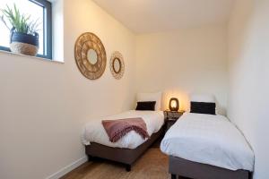 En eller flere senge i et værelse på Harderwold Villa Resort XL