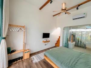 Tempat tidur dalam kamar di Green Town Mộc Châu