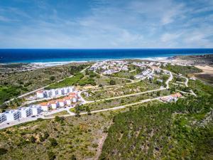 アルジェズールにあるSeabreeze Apartment - Your Beachside Getawayの海の近くのリゾートの航空写真