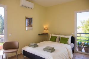 Ένα ή περισσότερα κρεβάτια σε δωμάτιο στο Villa Eleonora Aegina