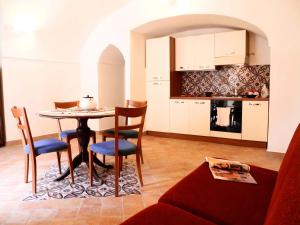 a kitchen and dining room with a table and chairs at L'Angolo 7 in Atrani