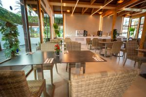 Reštaurácia alebo iné gastronomické zariadenie v ubytovaní HL Miraflor Suites Hotel