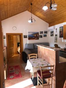 Istumisnurk majutusasutuses LONGER LIFE Stone House