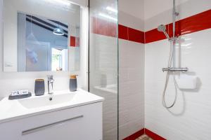A bathroom at Gîte Dalina