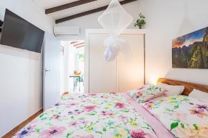A bed or beds in a room at Gîte Dalina