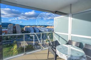einen Balkon mit Blick auf das Riesenrad in der Unterkunft Casa Santiago Ivan Luxury Homes 9ªPlta Posterior 1ªLínea in Oropesa del Mar