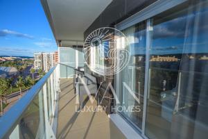 Ein Balkon oder eine Terrasse in der Unterkunft Casa Santiago Ivan Luxury Homes 9ªPlta Posterior 1ªLínea