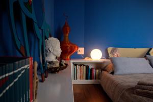 a room with a bed and a book shelf with books at Villa Willa Walla in Golasecca