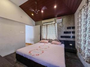 Honeybee Resort客房内的一张或多张床位