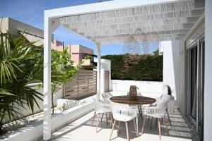 Ban công/sân hiên tại Villa Pastida - Private Pool & Jacuzzi & Central place