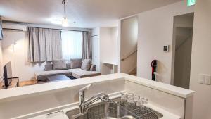 Postel nebo postele na pokoji v ubytování Little Planet Kyobashi Osaka Castle park for eight people free parking + 41 fotografií