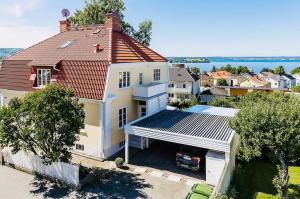 ヒュースクヴァーナにあるVilla Fantastic View Wifi Cinema Garden etcの赤い屋根の白屋根の上空