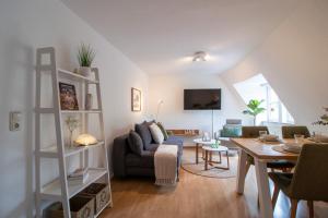 a living room with a couch and a table at ErzGlück Apartment I WLAN I Küche I Stellplatz I 4P in Neuwelt