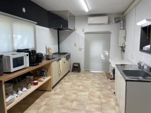 A private inn where you can relax in nature and enjoy with groups of up to 14 people的厨房或小厨房