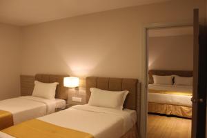 Postel nebo postele na pokoji v ubytování NU Hotel @ KL Sentral