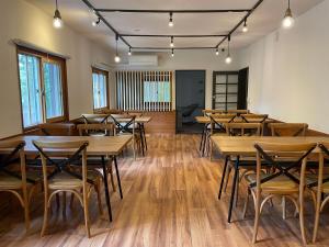 上山市A private inn where you can relax in nature and enjoy with groups of up to 14 people的空房配有木桌和椅子 更多37张照片