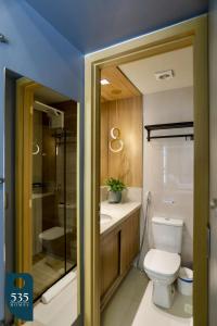 um banheiro com vaso sanitário e pia em Conforto em apartamento a passos da praia da Barra em Salvador mais 49 fotografias