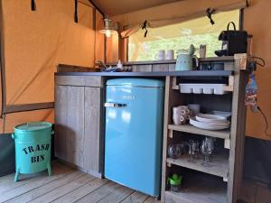 Zeeuwse Landhoeve Safaritent的厨房或小厨房