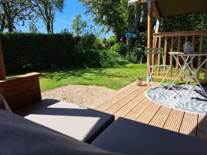Zeeuwse Landhoeve Safaritent外面的花园