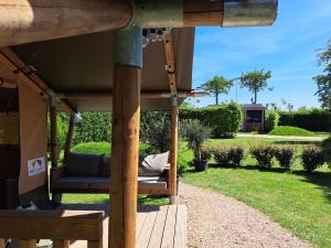 Zeeuwse Landhoeve Safaritent外面的花园