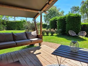 Zeeuwse Landhoeve Safaritent外面的花园