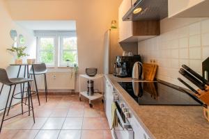 a kitchen with a stove and a counter top at ErzGlück Modernes Dachgeschoss-Apartment I nahe Altstadt I Stellplatz & Waschmaschine in Neuwelt