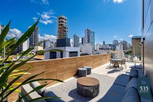 um pátio no último piso com vista para a cidade em Conforto em apartamento a passos da praia da Barra em Salvador